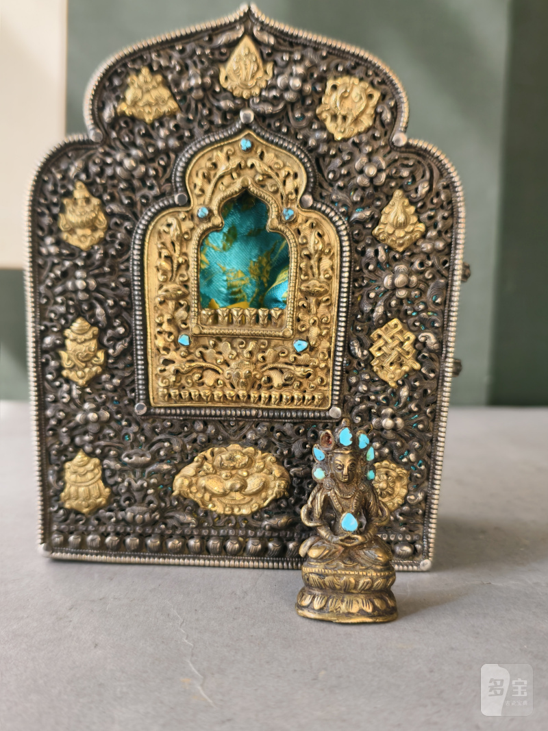 A copper gahu with partially gilded silver front with 'Buddhist emblems' and figure of Amitayus with turquoise inlays - 图17